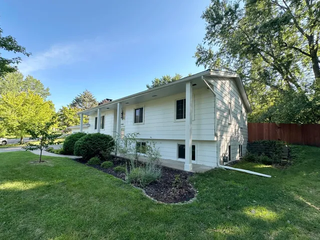 $450,000 | 11900 Highland View Circle, Burnsville, MN 55337