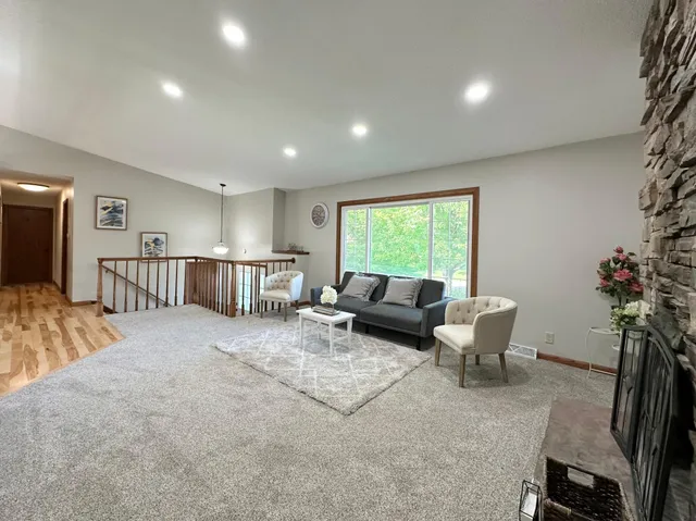 $450,000 | 11900 Highland View Circle, Burnsville, MN 55337