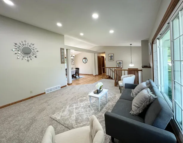 $450,000 | 11900 Highland View Circle, Burnsville, MN 55337