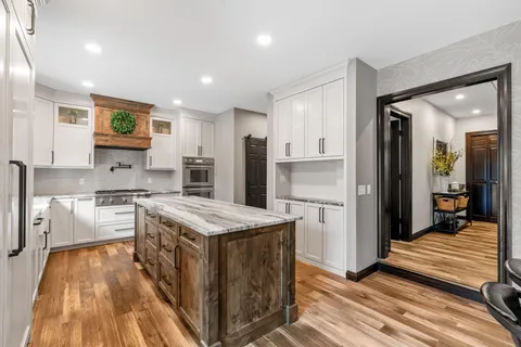 $990,000 | 2801 Woods Trail North, Burnsville, MN 55306