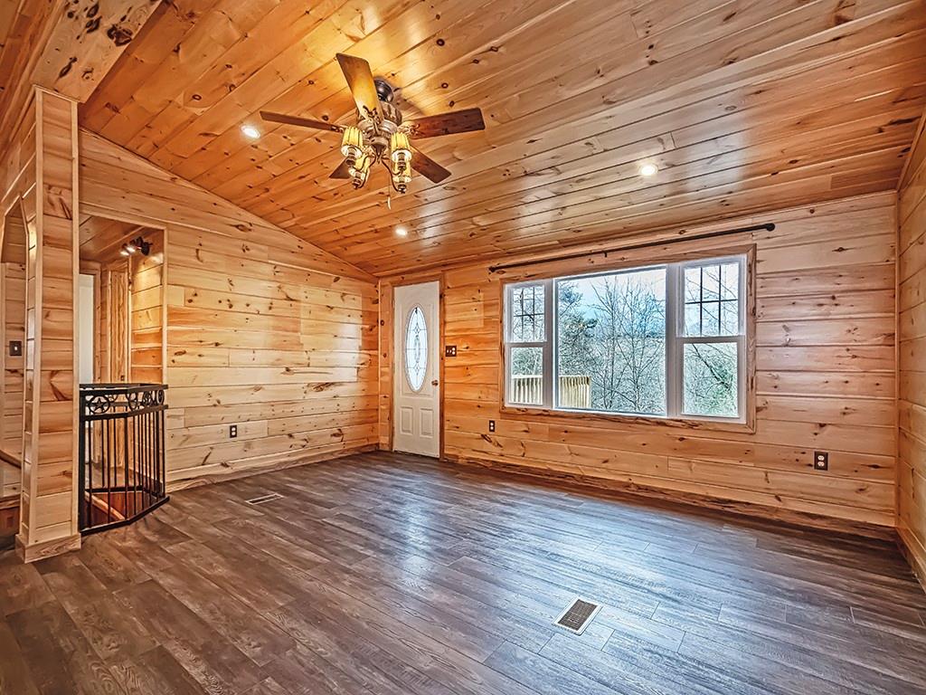 1566 Dime Road Vandergrift, PA 15690 - Photo 4 of 35