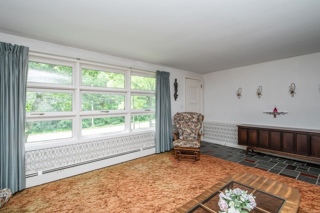 114 Arnold Road Sturbridge, MA 01518 - Photo 5 of 31 a living room with furniture