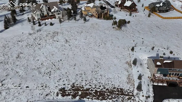 a view of a dry yard