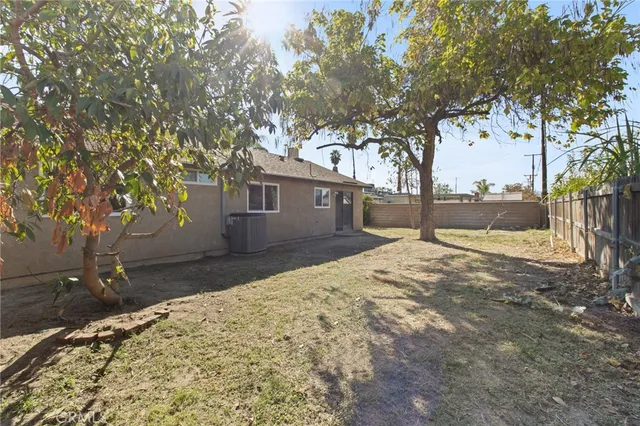 a view of backyard of the house