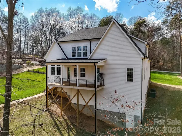 a view of a house with backyard