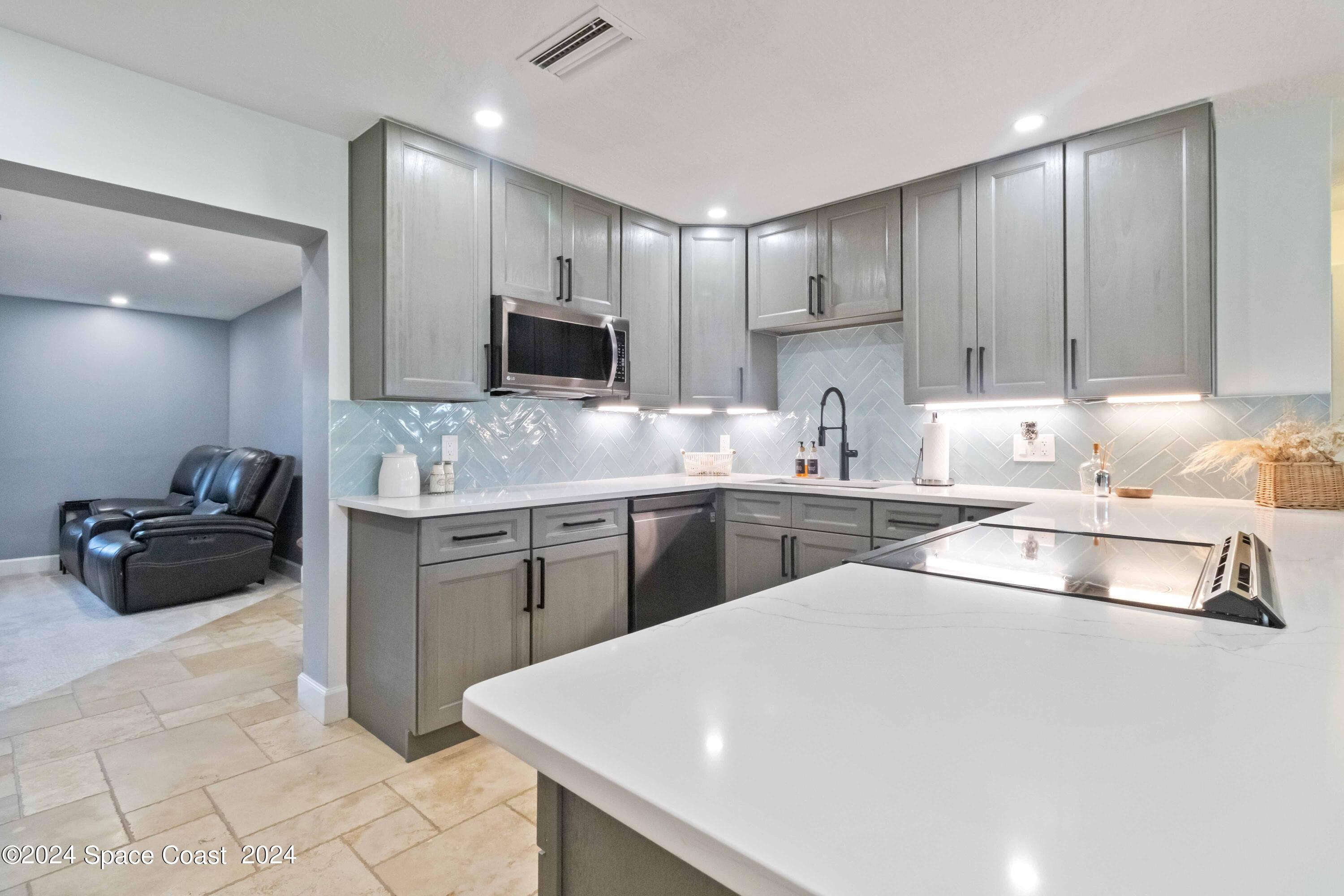 1014 Macco Road Cocoa, FL 32927 - Photo 8 of 28 Beautiful Backsplash Tile