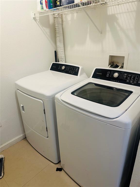 5560 Metrowest Boulevard, Unit 101 Orlando, FL 32811 - Photo 20 of 30 a utility room with dryer and washer