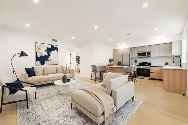 $3,250 | 7510 Sepulveda Boulevard, Unit 204, Van Nuys, CA 91405