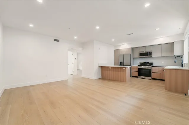 $3,250 | 7510 Sepulveda Boulevard, Unit 204, Van Nuys, CA 91405