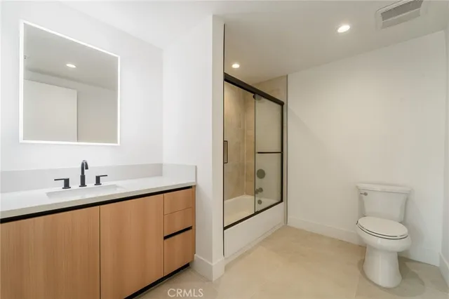 $3,250 | 7510 Sepulveda Boulevard, Unit 204, Van Nuys, CA 91405