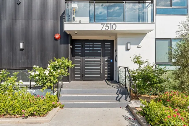 $3,250 | 7510 Sepulveda Boulevard, Unit 204, Van Nuys, CA 91405