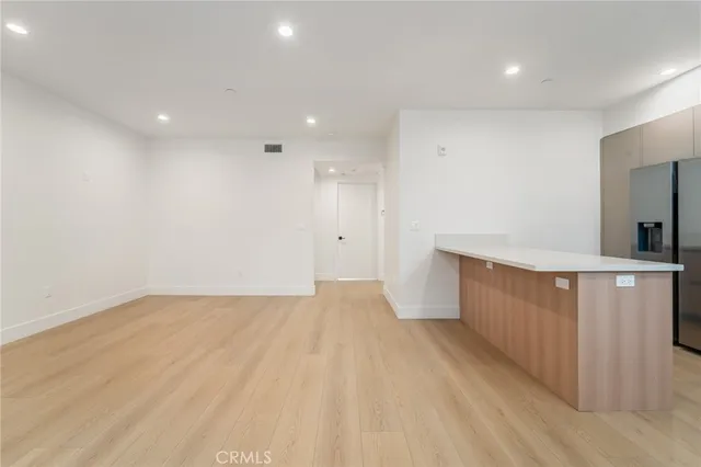 $3,250 | 7510 Sepulveda Boulevard, Unit 204, Van Nuys, CA 91405