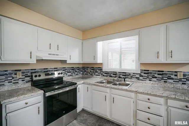 $160,000 | 2705 West Millbrook Court, Peoria, IL 61615