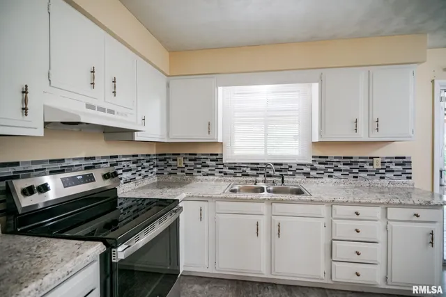 $160,000 | 2705 West Millbrook Court, Peoria, IL 61615