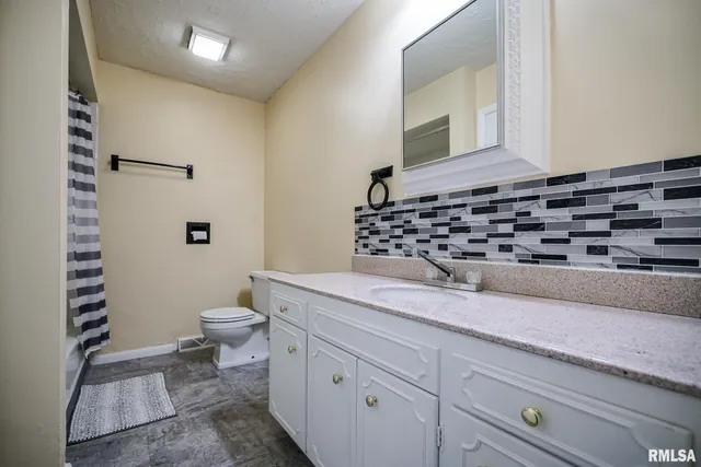 $160,000 | 2705 West Millbrook Court, Peoria, IL 61615