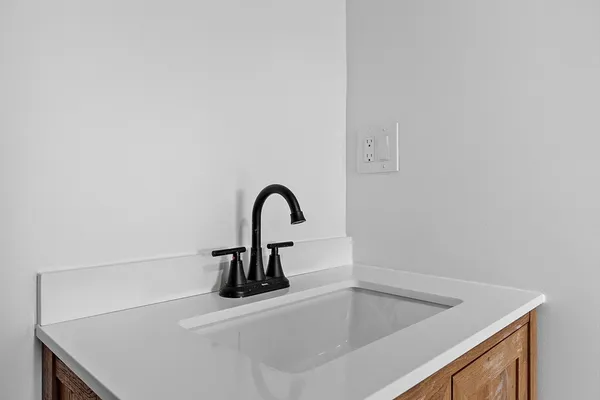 $1,950 | 382 West Main Street, Groton, MA 01450