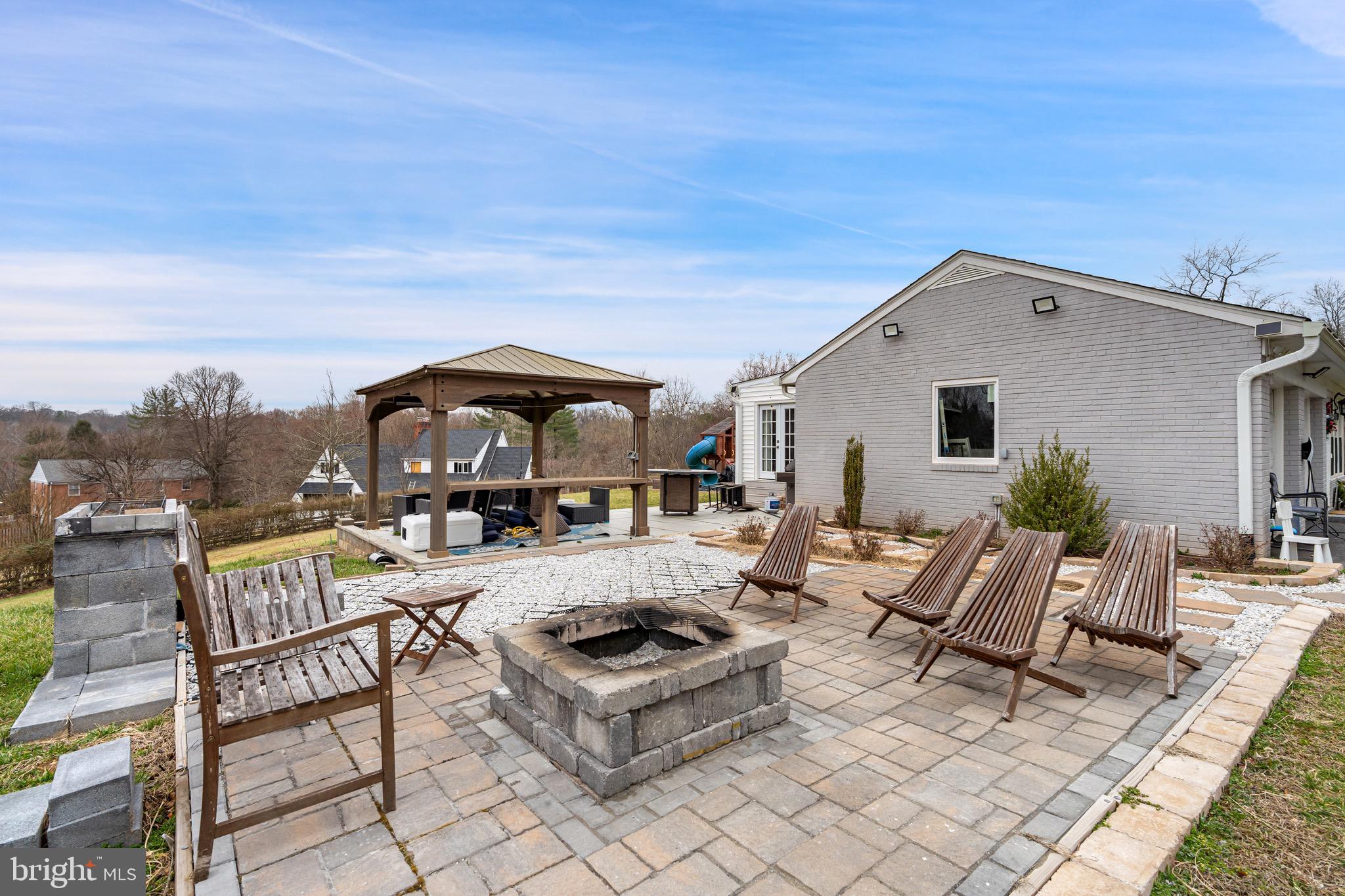 New Gazibo & built in a gougeou Firepit and Grill