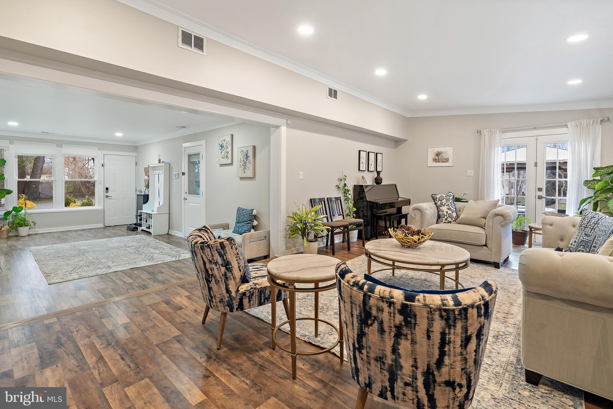 10022 Colvin Run Road Great Falls, VA 22066 - Photo 10 of 33 Bright Living room