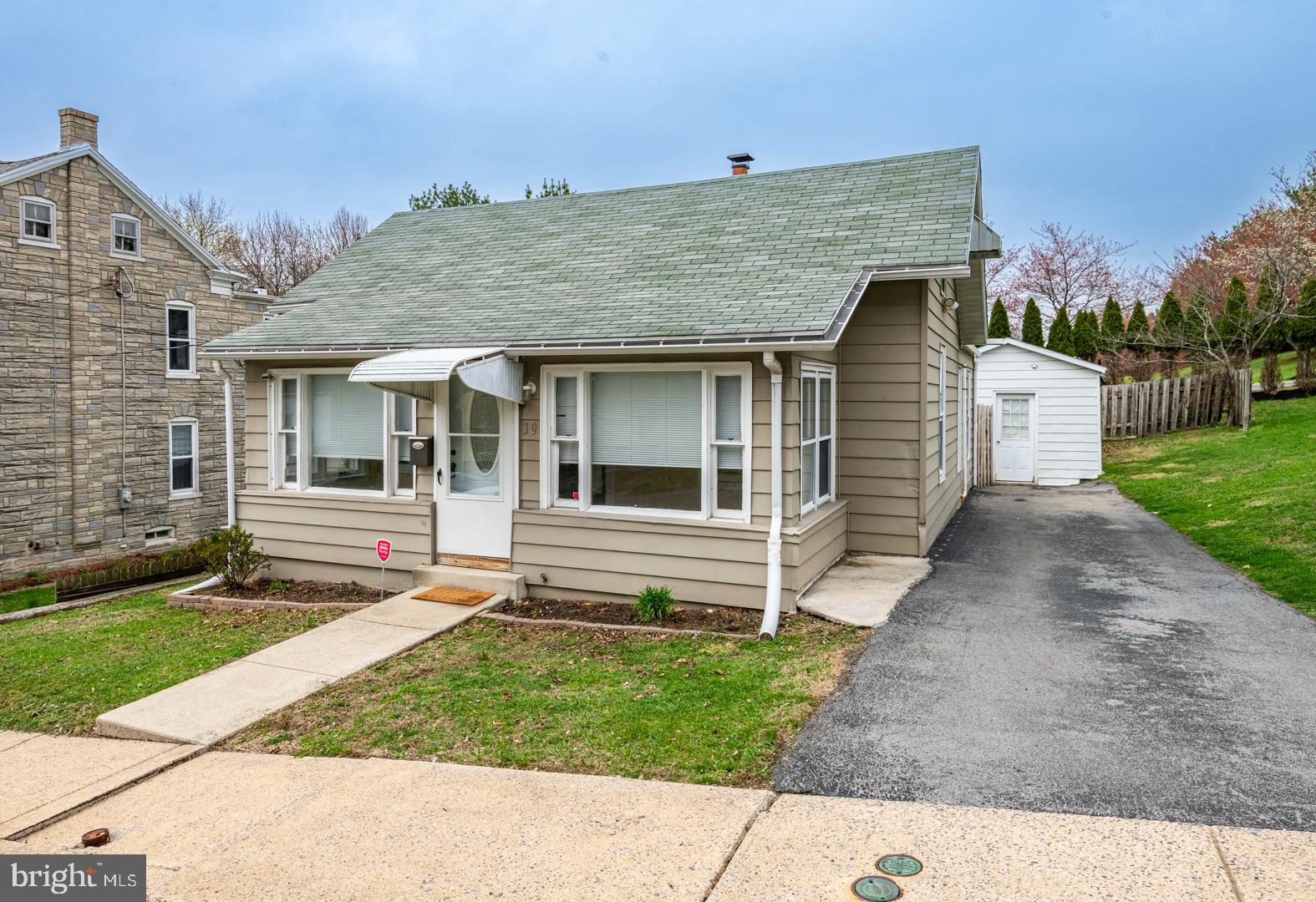 39 Seminary Avenue Reading, PA 19605 - Photo 2 of 24
