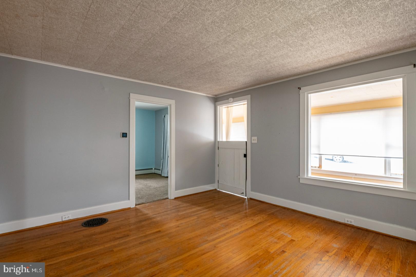 39 Seminary Avenue Reading, PA 19605 - Photo 5 of 24