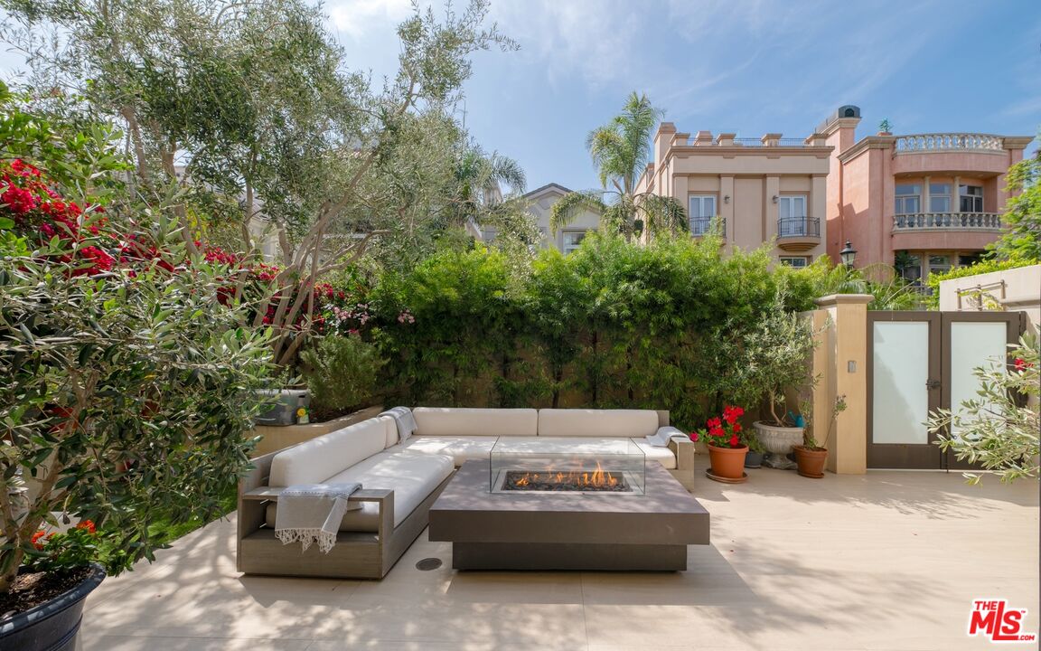129 Channel Pointe Court Marina del Rey, CA 90292 - Photo 2 of 49