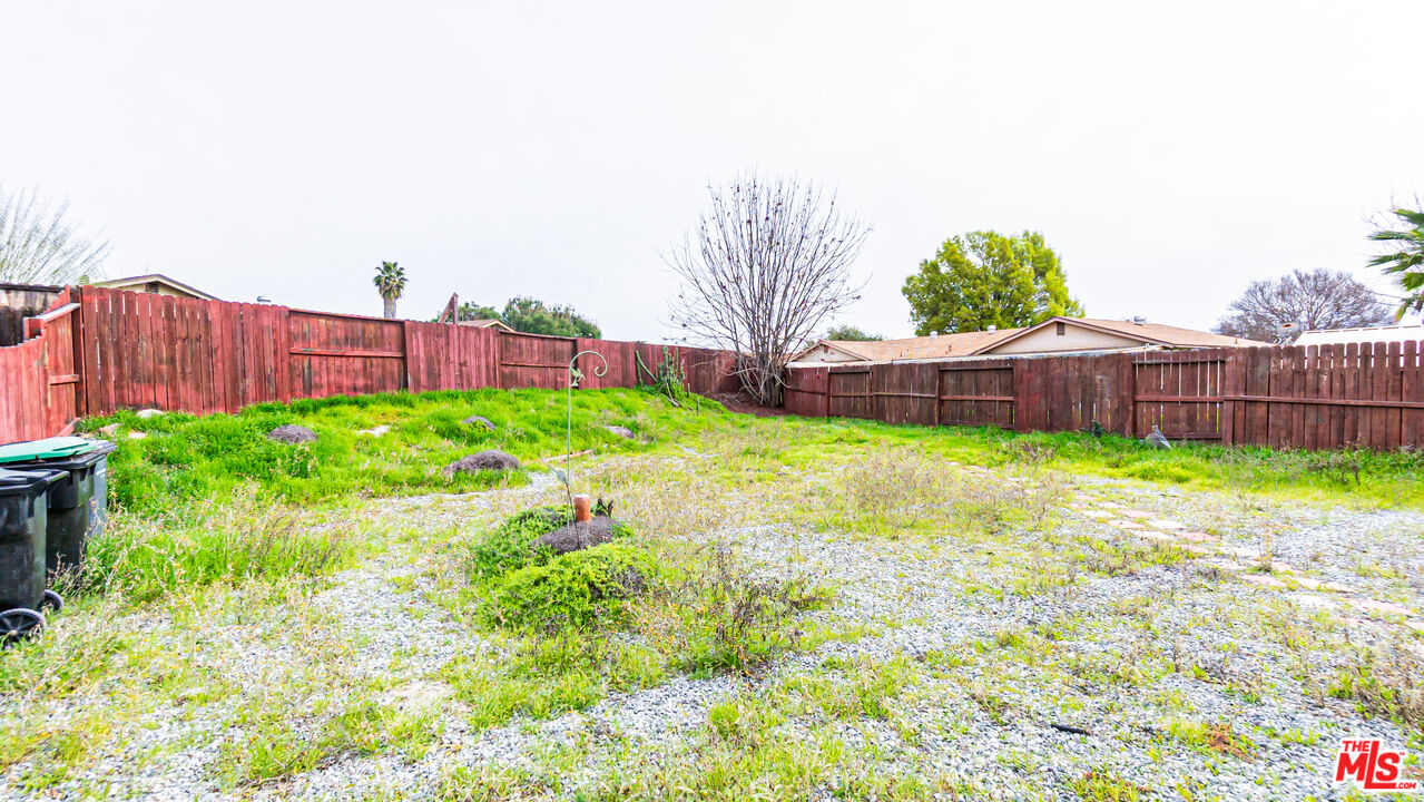 586 San Dimas Street Hemet, CA 92545 - Photo 27 of 30 a backyard of a house with lots of green space