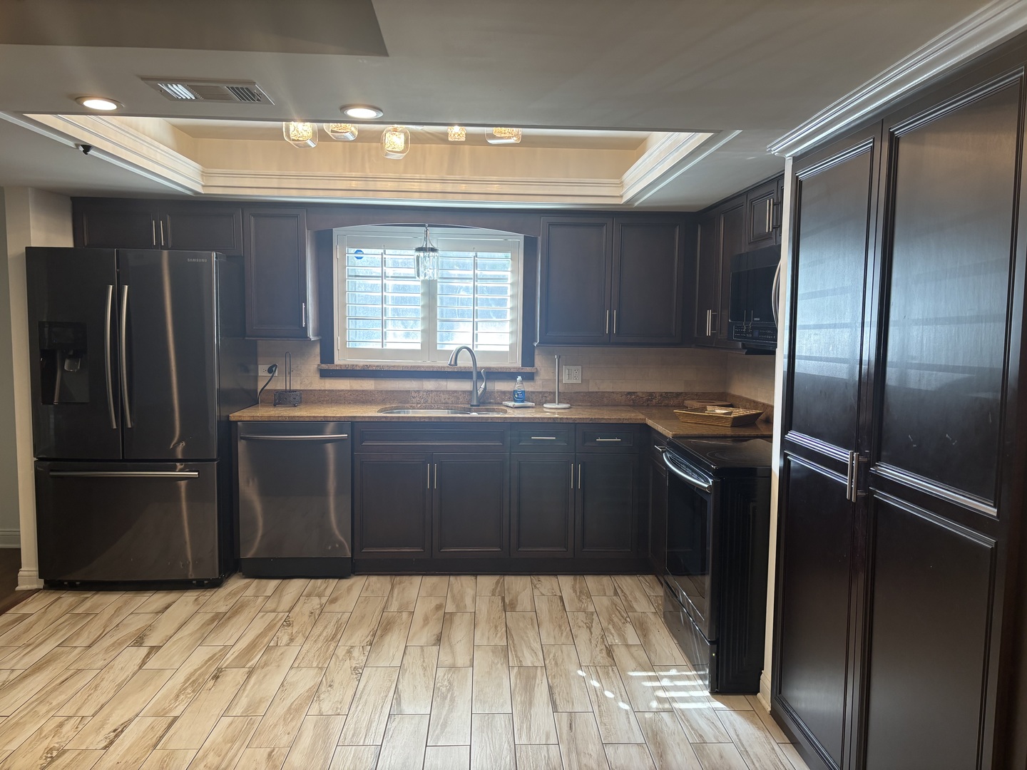 9194 S Road, Unit B Palos Hills, IL 60465 - Photo 4 of 10 a kitchen with granite countertop a refrigerator and a sink