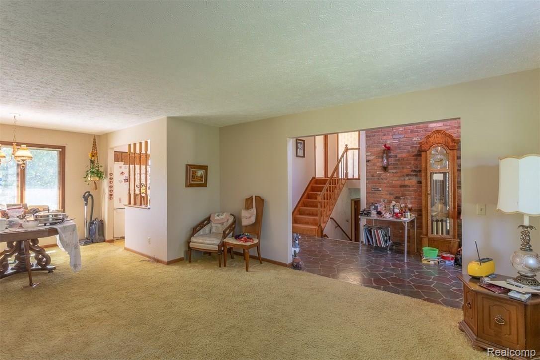 3440 North Hickory Ridge Road Highland, MI 48357 - Photo 15 of 43 LIVING ROOM / ENTRY AREA