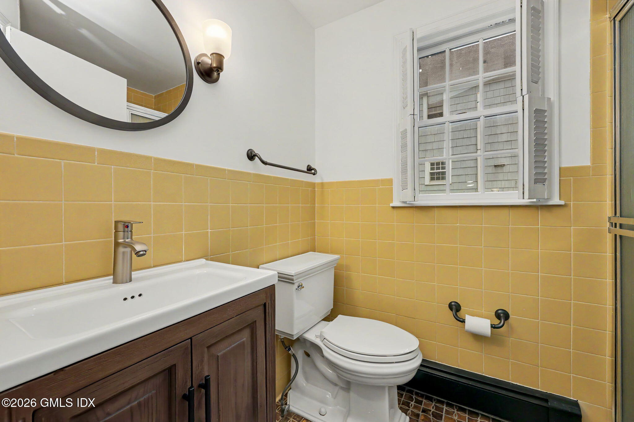 31 Hassake Road Old Greenwich, CT 06870 - Photo 10 of 21 First fl. full bath