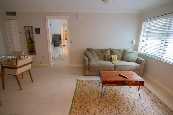 $2,500 | 753 Michigan Avenue, Unit 2C, Miami Beach, FL 33139