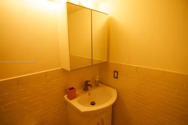 $2,500 | 753 Michigan Avenue, Unit 2C, Miami Beach, FL 33139