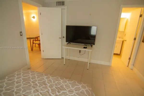 $2,500 | 753 Michigan Avenue, Unit 2C, Miami Beach, FL 33139