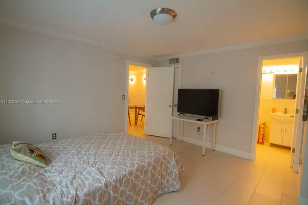 $2,500 | 753 Michigan Avenue, Unit 2C, Miami Beach, FL 33139