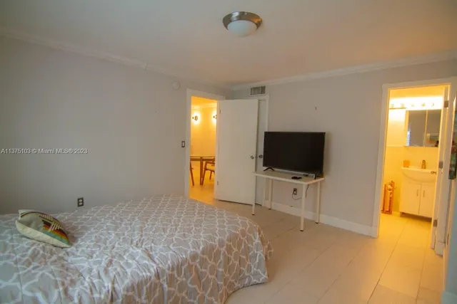 $2,500 | 753 Michigan Avenue, Unit 2C, Miami Beach, FL 33139