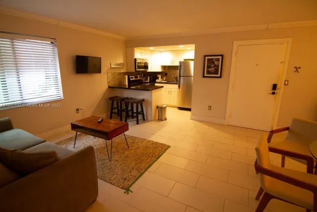 $2,500 | 753 Michigan Avenue, Unit 2C, Miami Beach, FL 33139