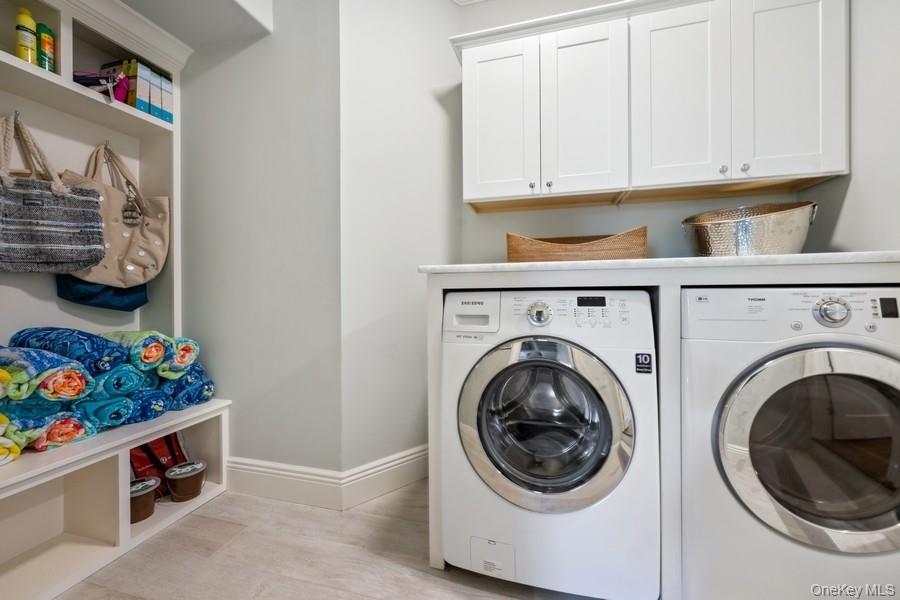 39 Smugglers Path Riverhead, NY 11901 - Photo 35 of 48 a utility room with dryer and washer