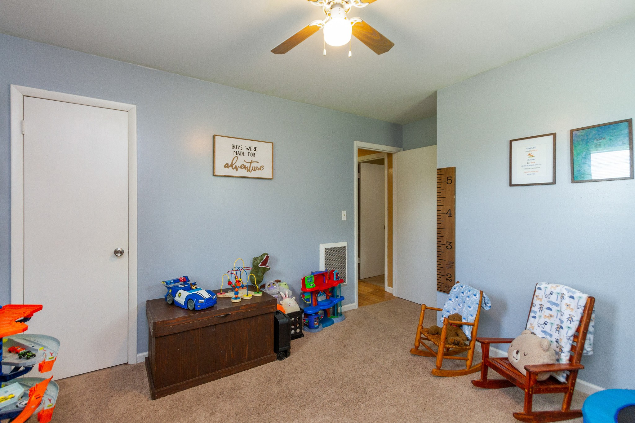 1940 Austin Road Lafayette, TN 37083 - Photo 34 of 41 a living room with furniture and a chandelier