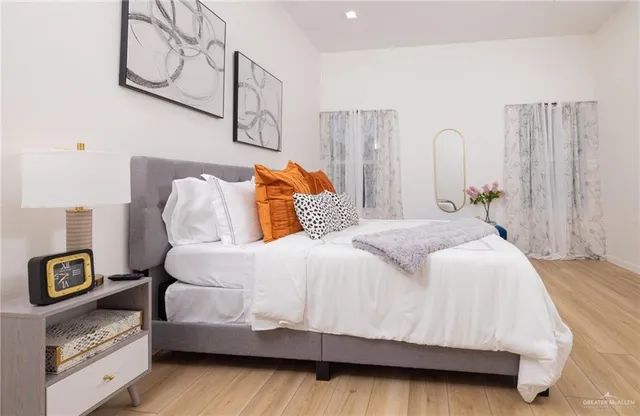 a en suite bathroom with a double vanity sink and mirror