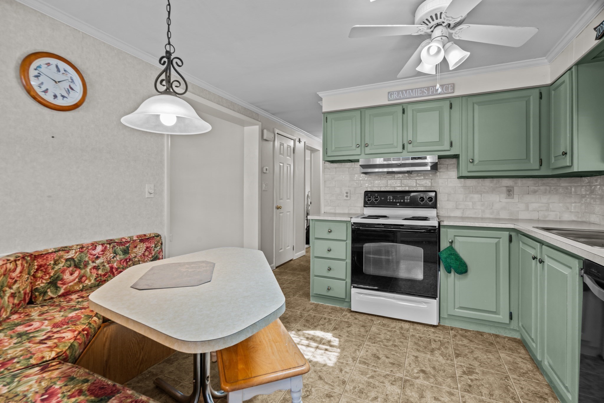 23 Castle Road Attleboro, MA 02703 - Photo 13 of 38 Gallery Image 13
