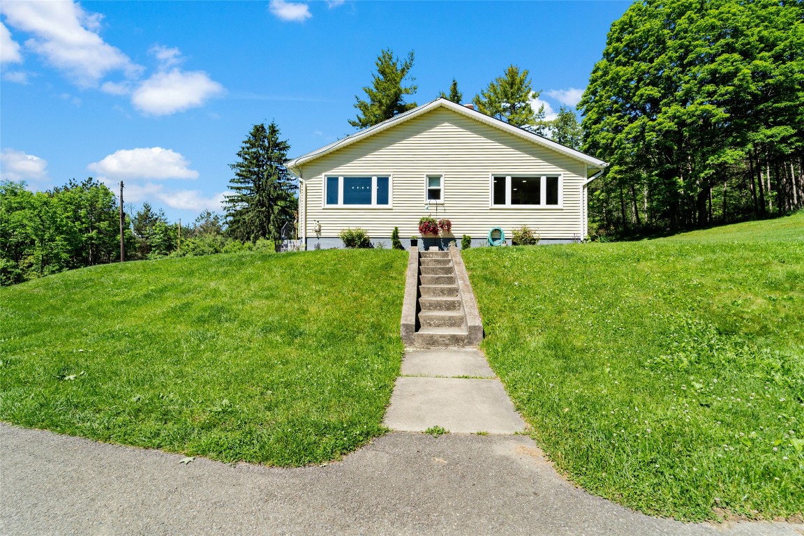 301 Meeker Road Vestal, NY 13850 - Photo 3 of 29 Gallery Image 3