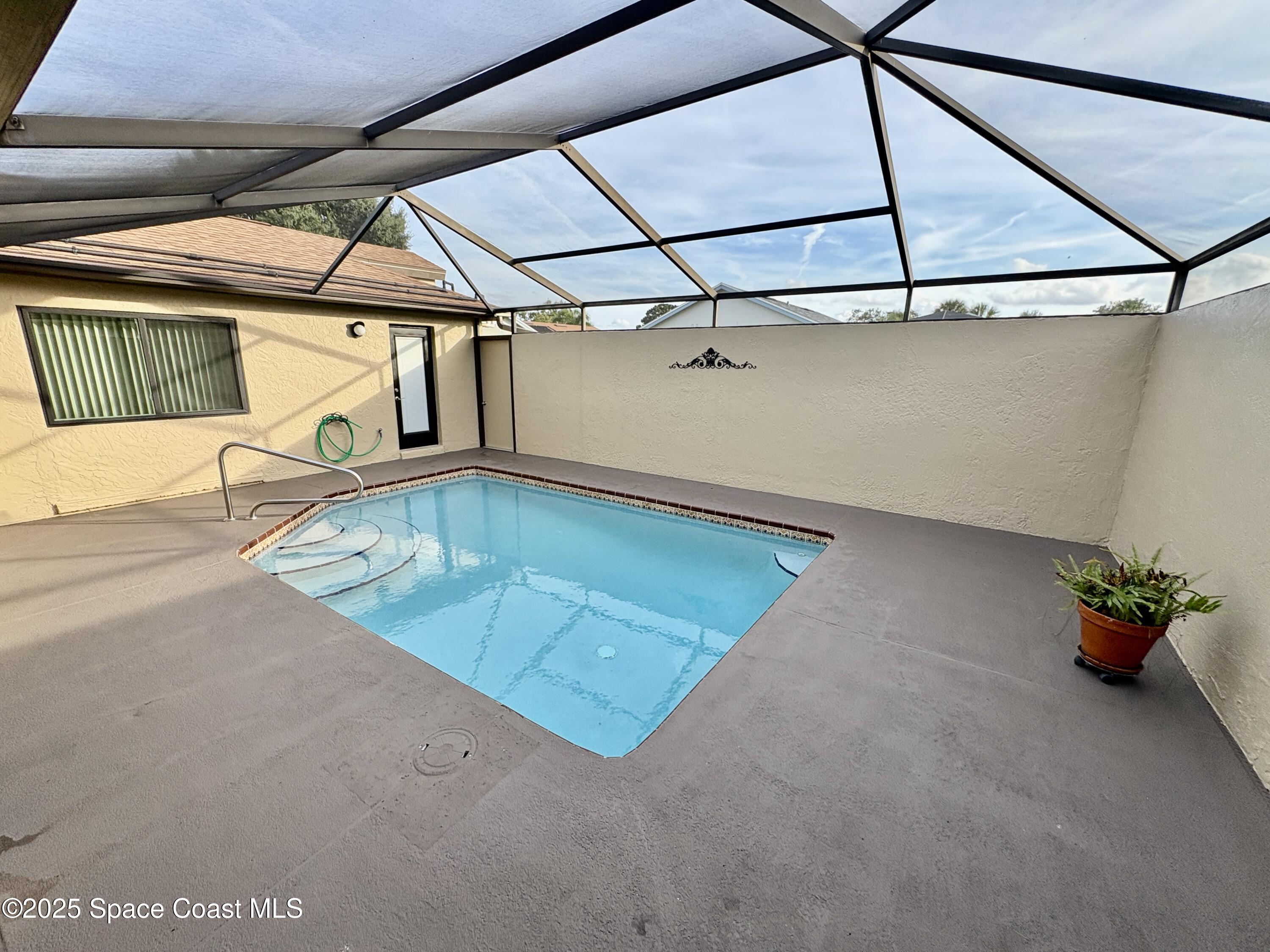 349 Country Walk Street Melbourne, FL 32940 - Photo 19 of 20 a room with view of a indoor garage