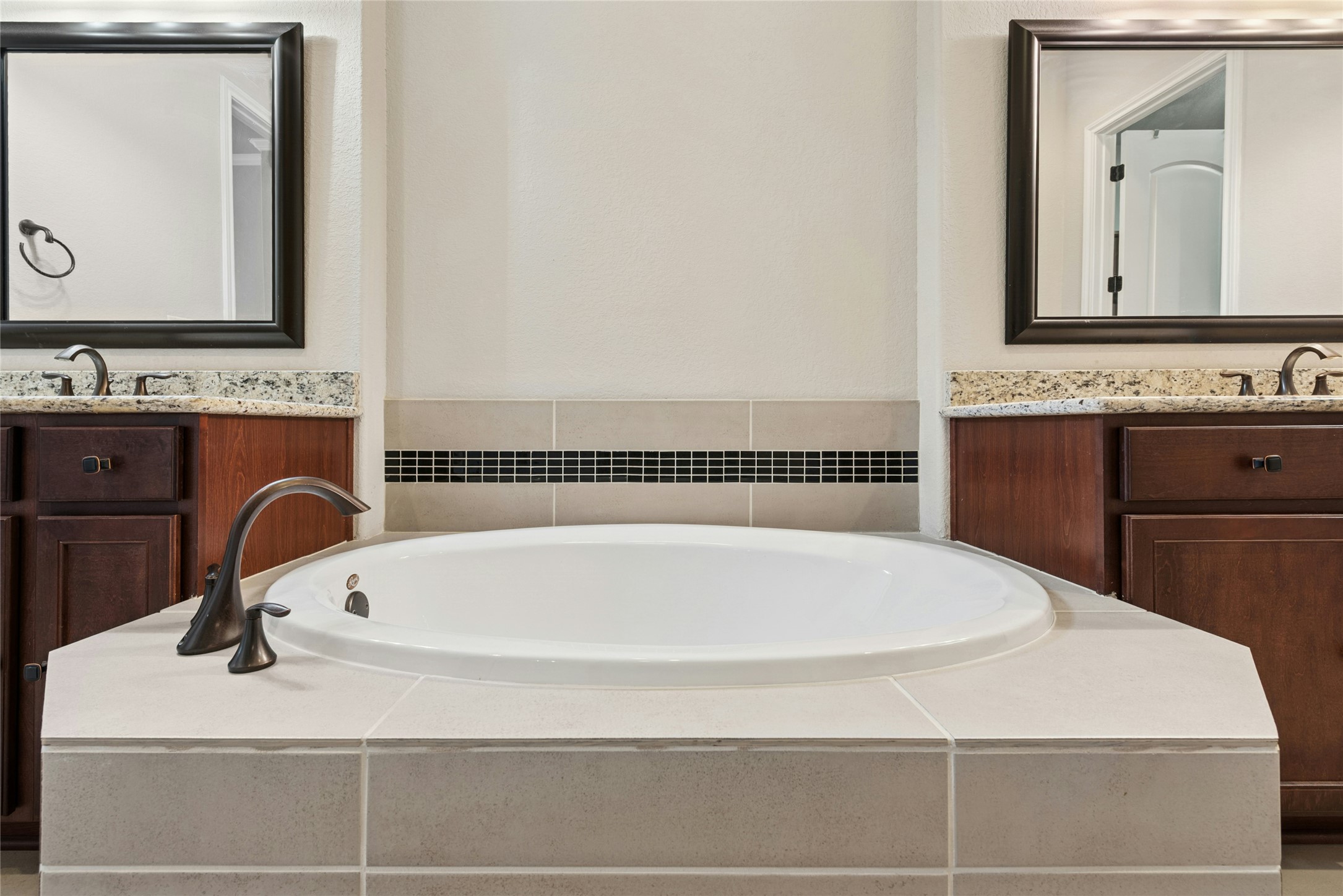 116 Evolutions Path Lakeway, TX 78738 - Photo 20 of 34 Full bathroom with two vanities and a garden tub