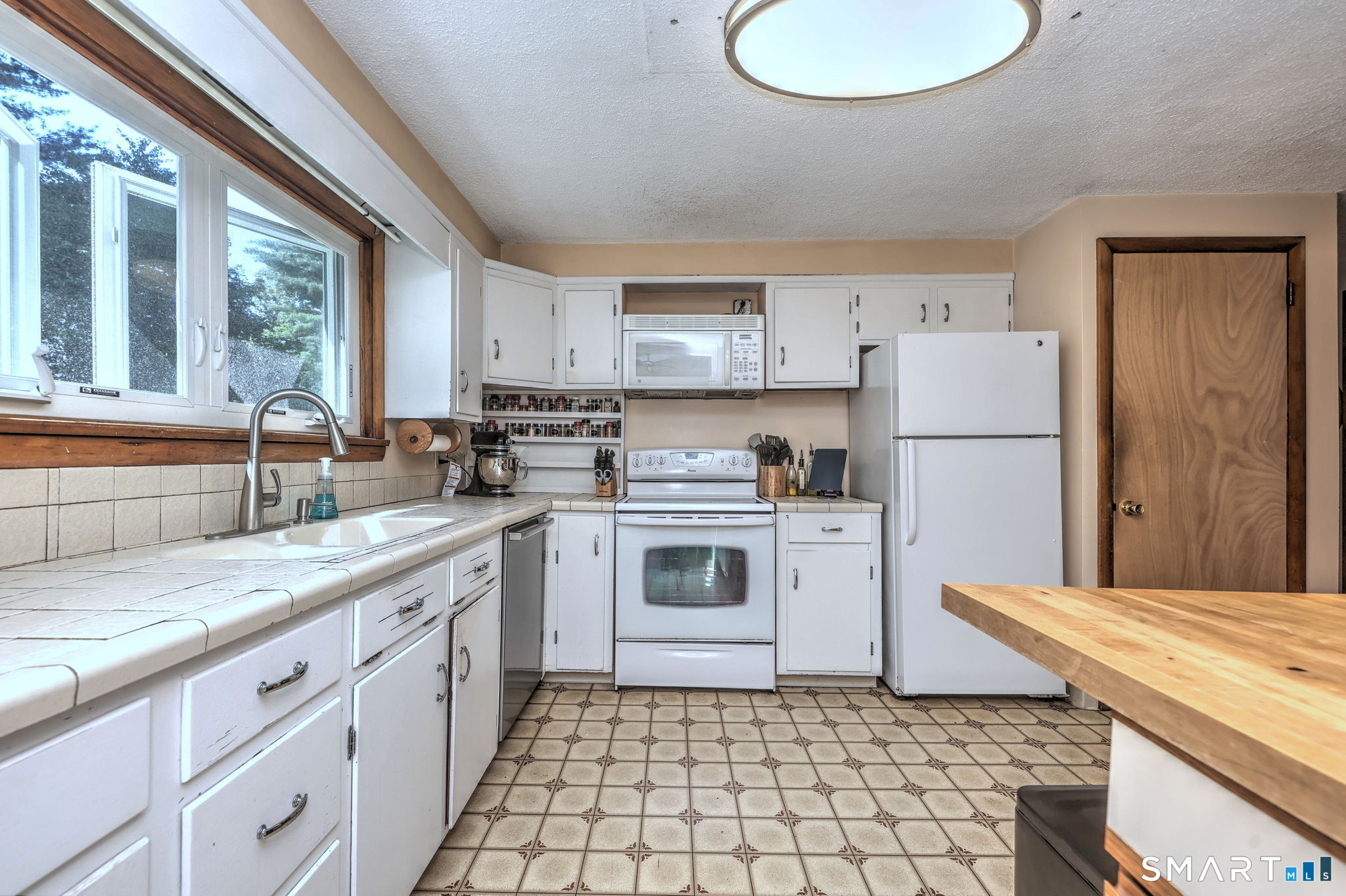 37 Deer Park Road Simsbury, CT 06089 - Photo 3 of 36