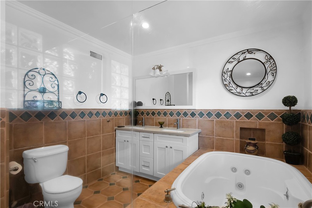3701 Royal Meadow Road Sherman Oaks, CA 91403 - Photo 27 of 43 a bathroom with a toilet a sink a mirror and a bathtub