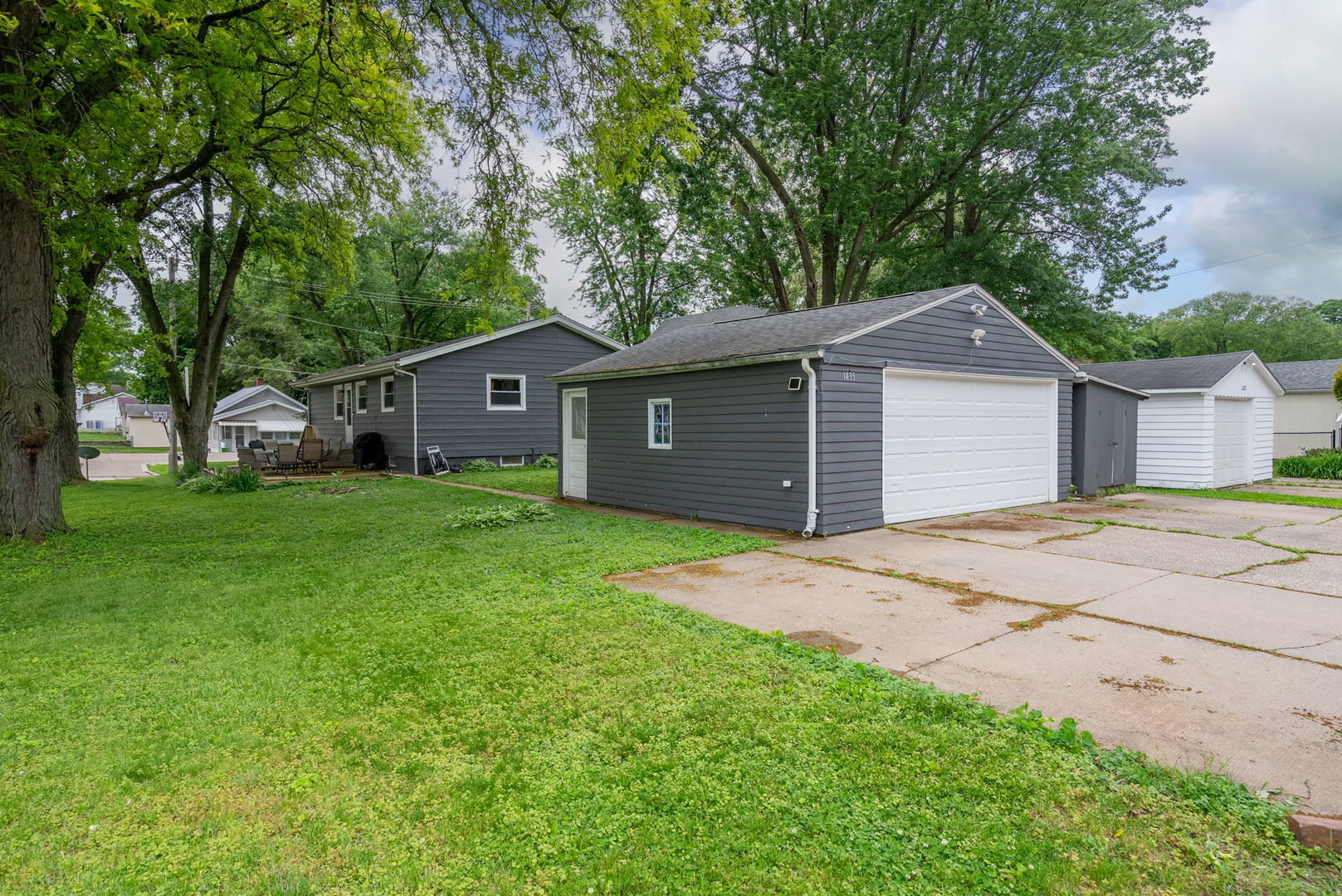 1435 26th Avenue Moline, IL 61265 - Photo 34 of 38 a front view of a house with a garden and yard