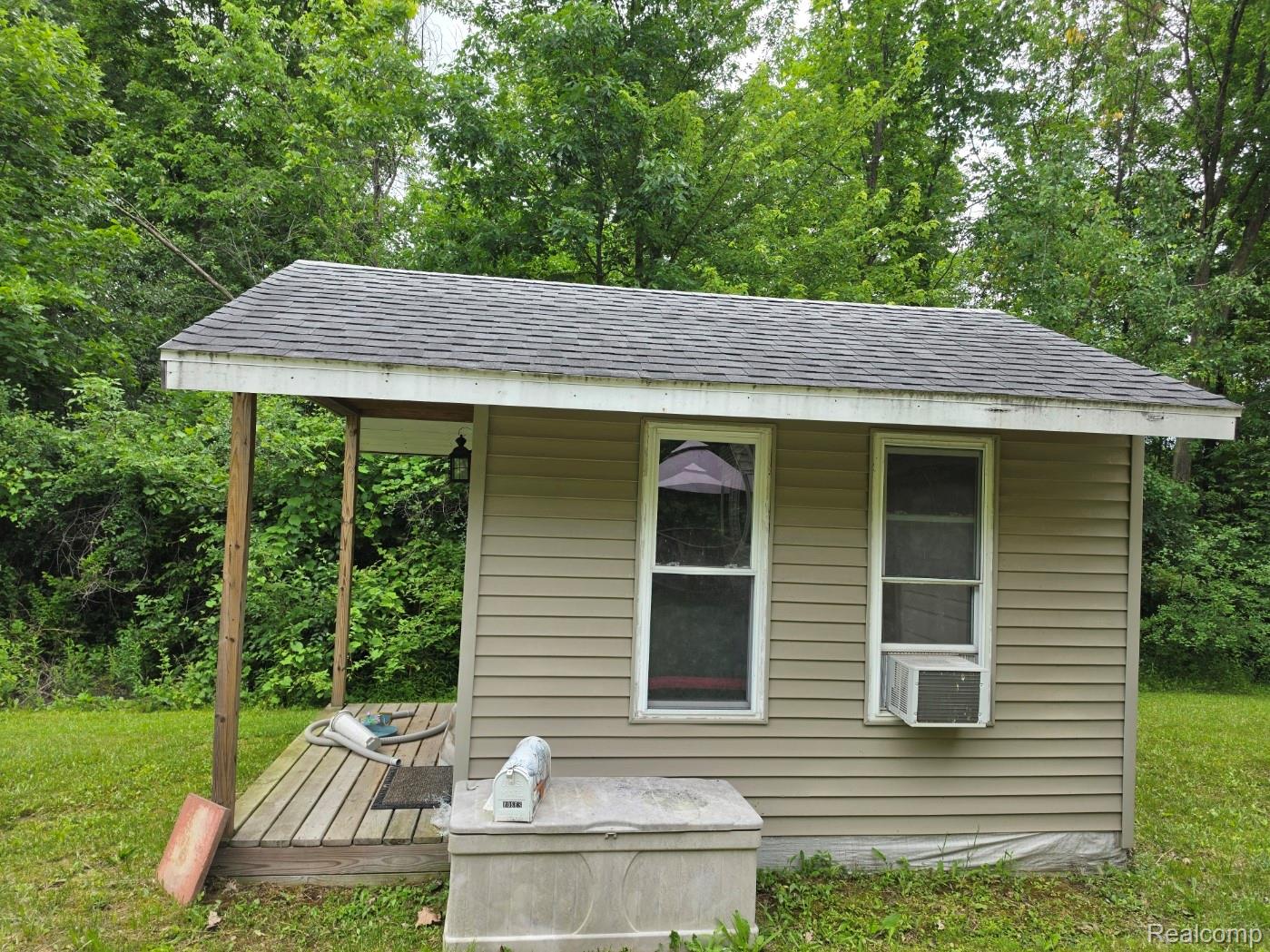 5150 West Carpenter Road Flint, MI 48504 - Photo 29 of 33 Compact structure featuring beige horizontal siding and a dark shingle roof