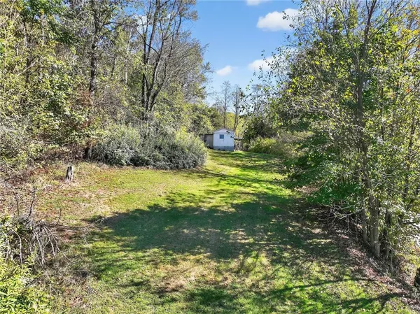 a view of yard with green space