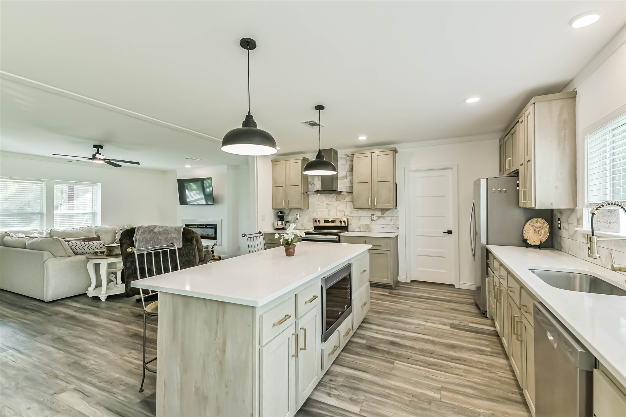 17700 Fregia Road Hull, TX 77564 - Photo 6 of 42 Kicthen w soft close drawers