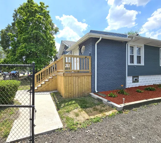a view of a house with backyard