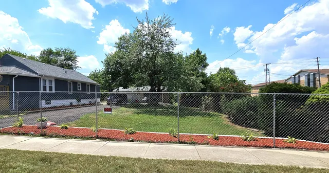 a view of a house with swimming pool and a yard